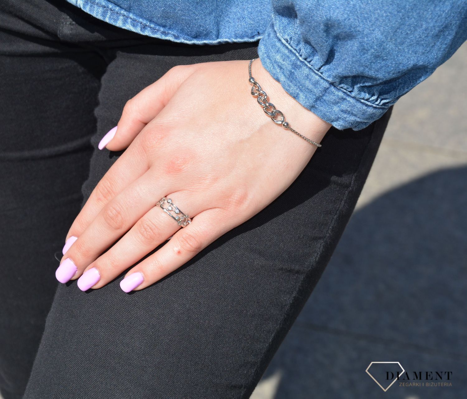 Bransoletka srebrna damska pancerka na łańcuszku 25001S. Bransoletka Dall'Acqua wykonana ze srebra próby 925. Bransoletka w swojej prostej formie sprawdzi się więc jako dodatek na wyjątkowy prezent dla kobiet.1.jpg